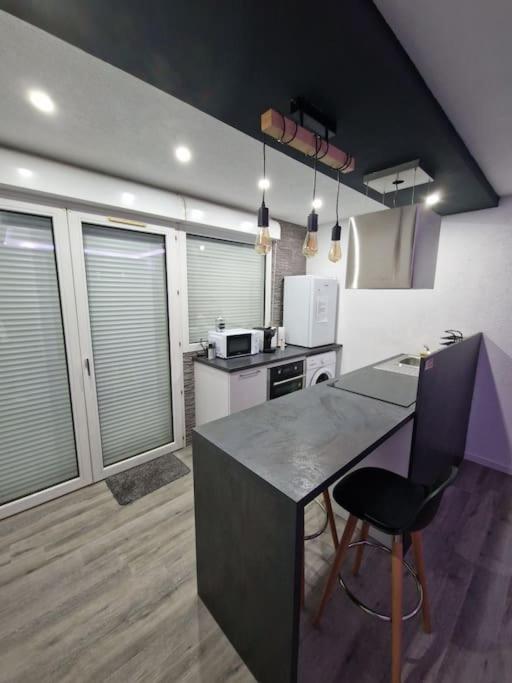 Logement Atypique & Parking Gratuit Gex Exterior foto